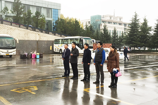 经济贸易系：举行学生赴苏宁云商实习欢送会